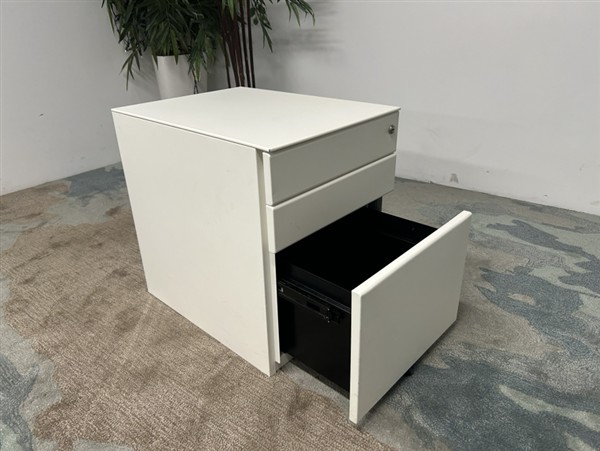 Metal Pedestals - Matt White